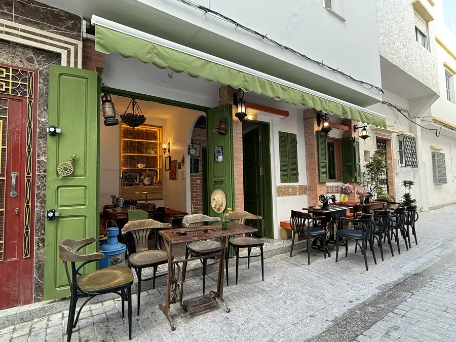 La ruelle devant le café, nos tables et chaises alignées le long du mur