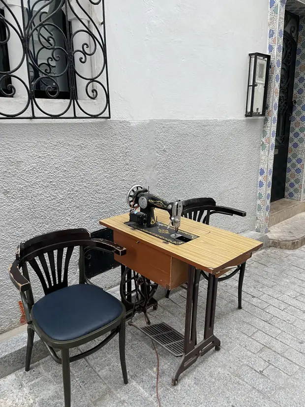Une de nos tables : une machine à coudre ancienne montée en table, avec une chaise bistrot